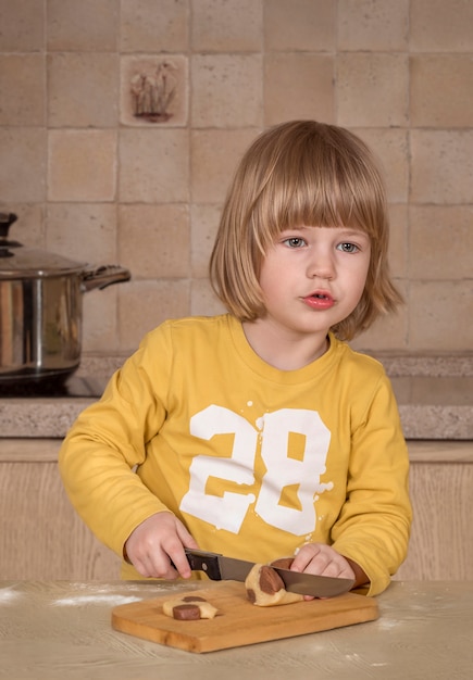 Zdjęcie mama i jej małe dziecko gotują w kuchni.