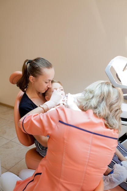 Mama i jej synek odwiedzają dentystę