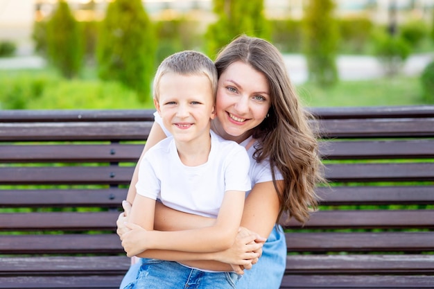 Mama I Jej Synek W Parku Na ławce Latem Bawią Się Przytulając, śmiejąc Się I Bawiąc