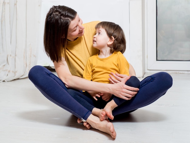 Mama i małe dziecko spędzają razem czas Zajęcia domowe