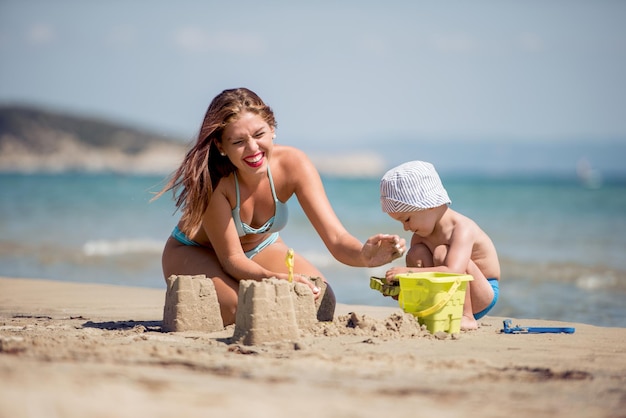 Mama i syn bawią się na plaży