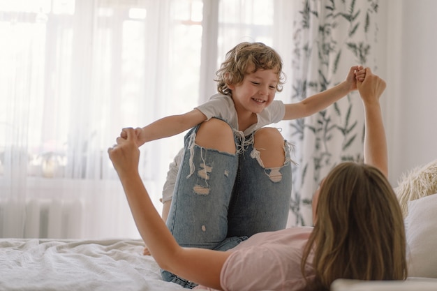 Mama I Syn Bawią Się W Domu