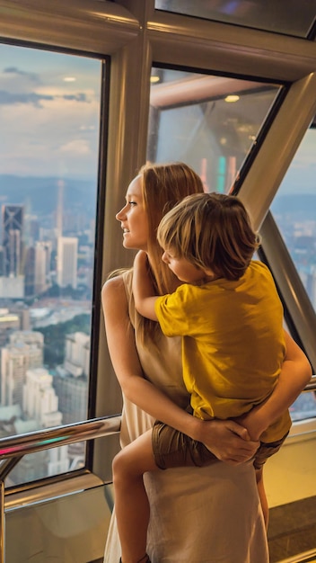 Mama I Syn Patrzą Na Panoramę Miasta Kuala Lumpur, Panoramiczny Widok Na Panoramę Miasta Kuala Lumpur