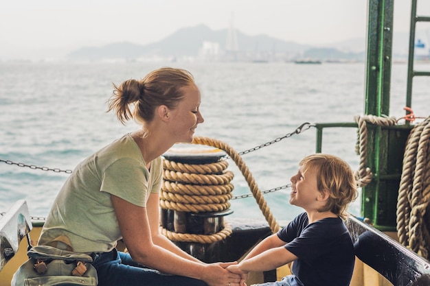 Mama i syn płyną promem w Hongkongu.