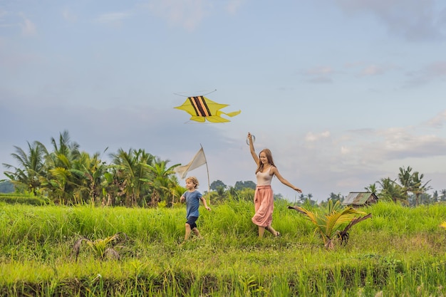 Mama I Syn Puszczają Latawiec Na Polu Ryżowym W Ubud Na Wyspie Bali W Indonezji