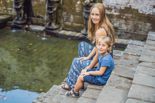 Mama i syn są turystami w Starej hinduskiej świątyni Goa Gajah w pobliżu Ubud na wyspie Bali w Indonezji. Podróżuj po Bali z koncepcją dzieci