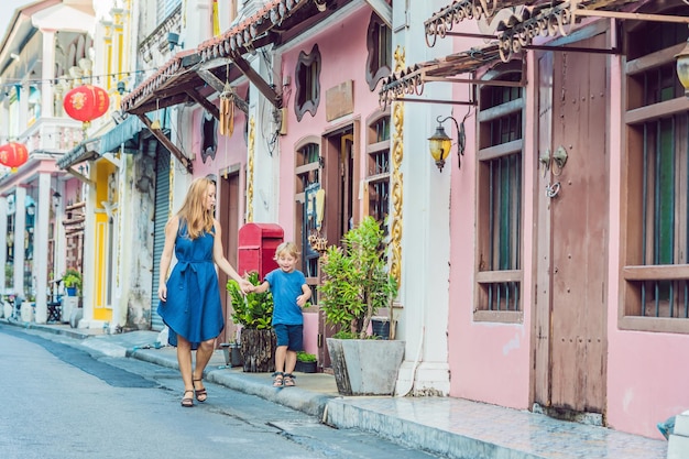 Mama i syn to turyści na ulicy w stylu portugalskim romani w mieście phuket zwany także