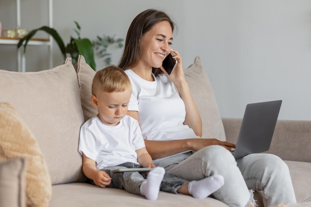 Mama i syn w domu w salonie, rodzicielstwo i biznes dla młodej mamy z Europy, którą jest kobieta