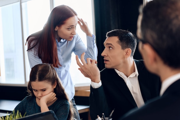 Mama I Tata Kłócą Się, Kto Przejmie Opiekę Nad Córką.