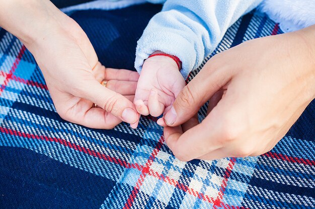 Mama I Tata Trzymają Dłoń Swojego Małego Dziecka