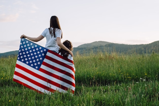 mama i urocza córeczka z amerykańską flagą
