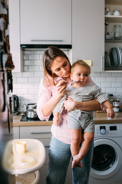 Mama Karmi Małe Dziecko W Domu Jogurtem Z Koncepcji Rodziny łyżek