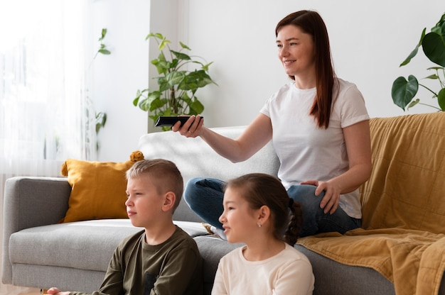 Zdjęcie mama ogląda telewizję z dziećmi