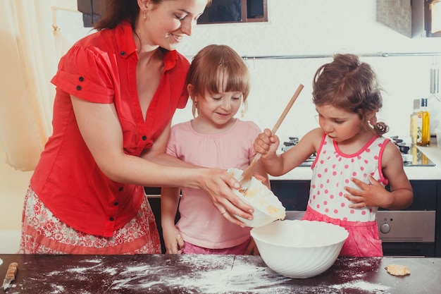 Mama Piecze Ciasteczka Z Dziećmi W Domowej Kuchni