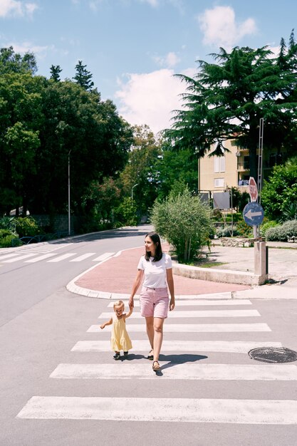 Mama Prowadzi Dziewczynę Przez Przejście Dla Pieszych Przez Drogę