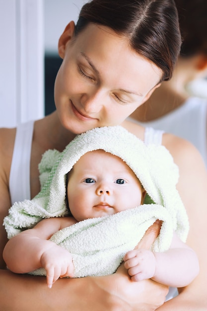 Mama Przytula Swoje Najsłodsze Dziecko Po Kąpieli Z Ręcznikiem Na Głowie życie Rodzinne Matka I Dziecko