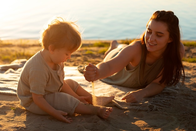 Mama spędza czas z dzieckiem na plaży