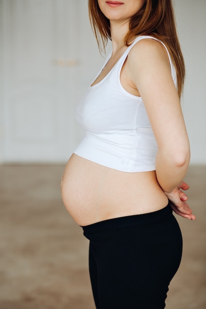 Mama Spodziewa Się Dziecka. Brzuch Kobiety W Ciąży. Ciąża. Piękna Kobieta W Ciąży. Koncepcja Macierzyństwa. Baby Shower.