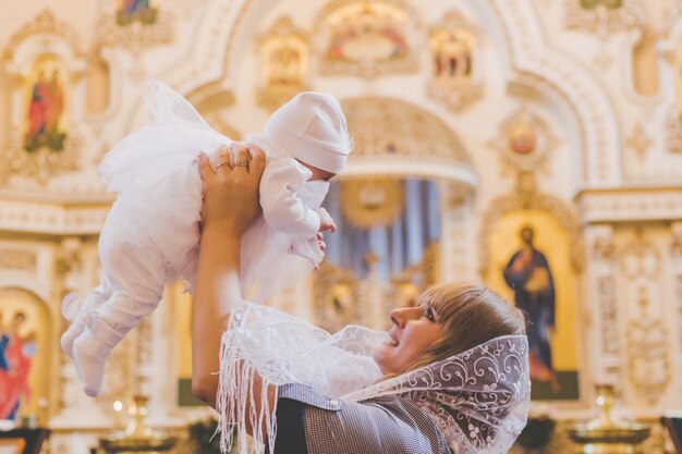 Mama Trzyma Dziecko W Kościele