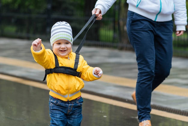 Mama ubezpiecza swoje dziecko podczas spaceru