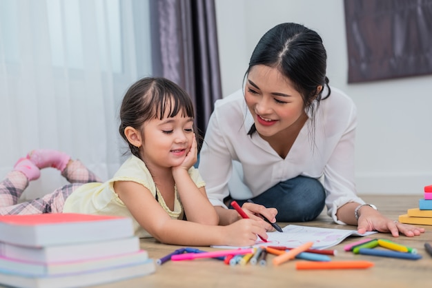 Mama Uczy Jej Córki Rysować W Sztuki Klasie. Powrót Do Szkoły I Koncepcji Edukacji