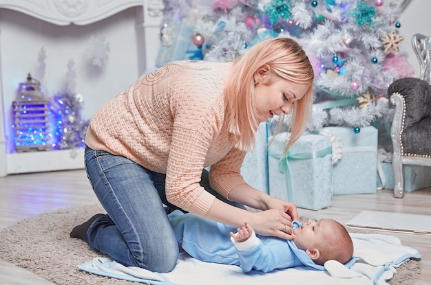 Mama wkłada swoje dziecko w kostium królika