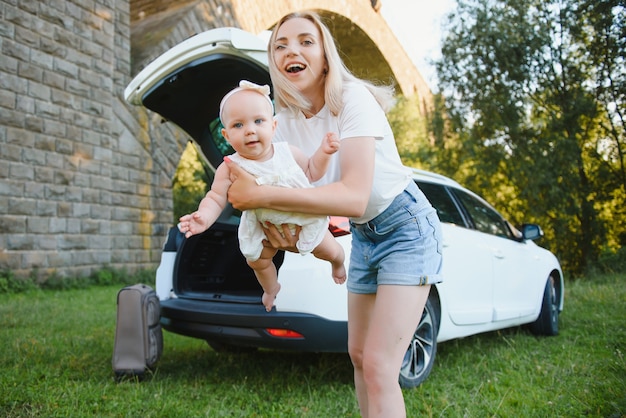 Mama z córeczką na łonie natury w pobliżu samochodu