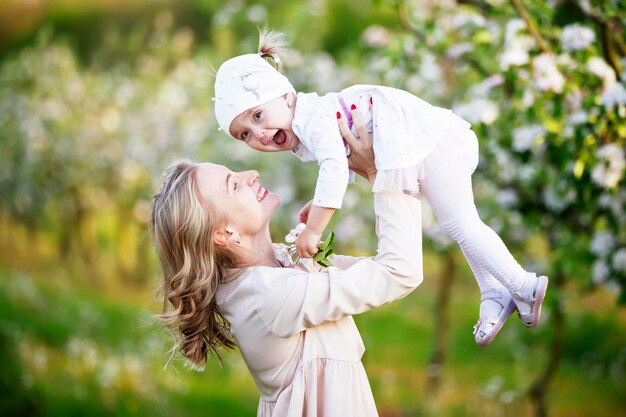 Mama z córeczką w kwitnącym ogrodzie