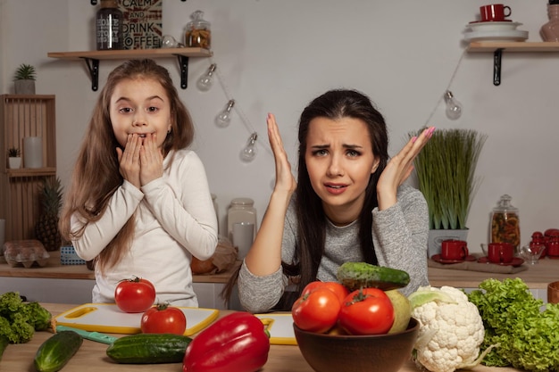 Mama Z Córką Przygotowują Sałatkę Jarzynową I Bawią Się W Kuchni.