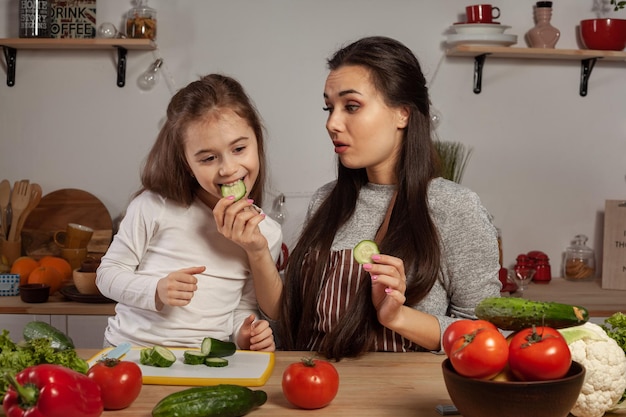 Mama Z Córką Przygotowują Sałatkę Jarzynową I Bawią Się W Kuchni.