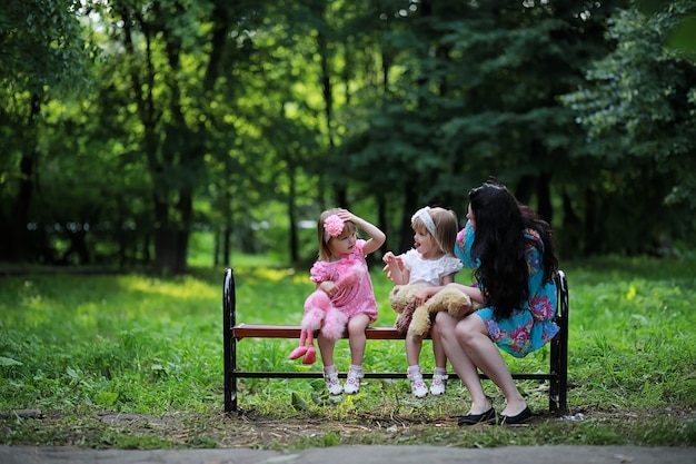 Mama z dwiema córkami bliźniakami na spacer po parku