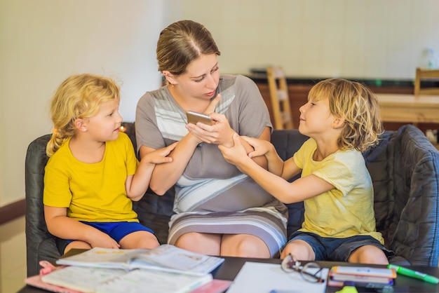 Zdjęcie mama ze smartfonem cyfrowe uzależnienie dzieci chcą spędzać czas z mamą, ale nie mogą