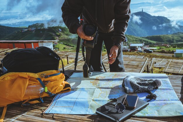 Man Asian travel nature. Podróż się zrelaksować. Przeglądaj mapę lokalizacji wykonuj zdjęcia