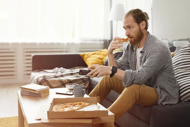 Man Binge Oglądanie Telewizji