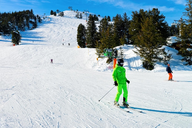 Man Narciarz na nartach w ośrodku narciarskim Penken Park w Tyrolu w Mayrhofen w dolinie Zillertal w Austrii w zimowych Alpach. Ludzie jeżdżą na nartach w Alpach z białym śniegiem i niebieskim niebem. Austriackie, zaśnieżone stoki.