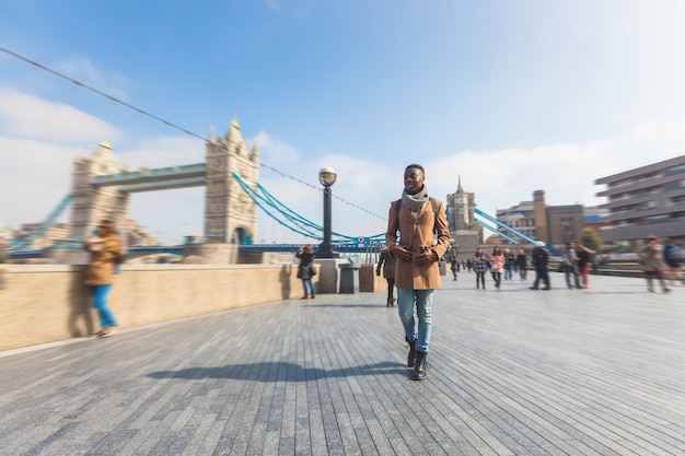 Man Walking W Londynie Na Chodniku Thames