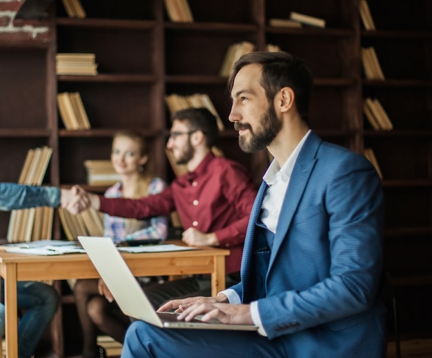 Manager Finance pracuje z grafiką marketingową na laptopie