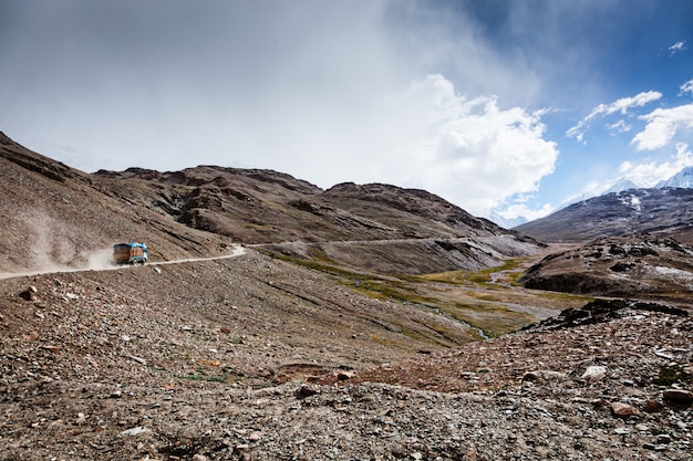 Manali-leh Road W Indyjskich Himalajach Z Ciężarówką