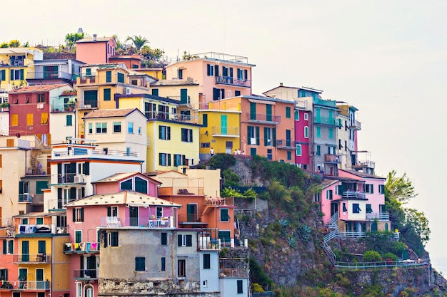 Manarola widok z lotu ptaka, kolorowe domy na klifie, Park Narodowy Cinque Terre, Liguria, Włochy