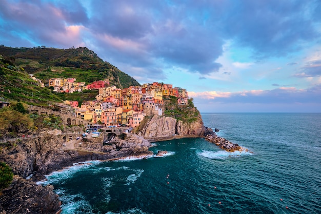 Manarola wioska na zmierzchu, Cinque Terre, Liguria, Włochy