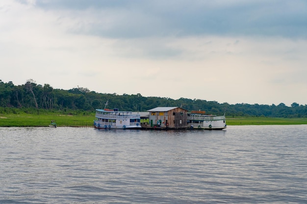 Manaus Brazylia 04 grudnia 2015 port dokujący z łodzią na wycieczkę