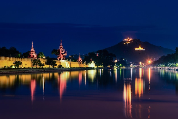 Mandalay wzgórze przy nocą w Mandalay