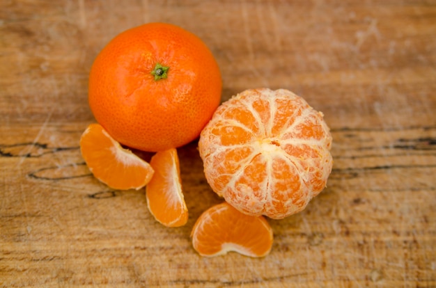 Mandarin Clementine fruit i oderwać kawałek, blisko widok z góry