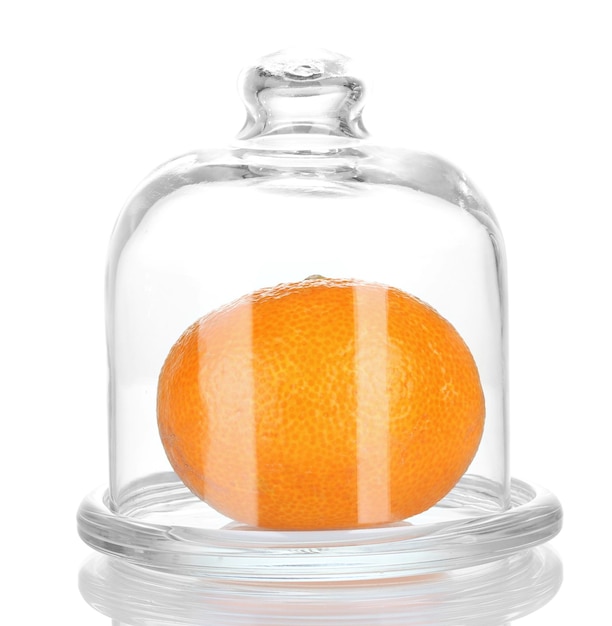 Zdjęcie mandarynka na talerzu pod szklaną pokrywą izolowana na białym