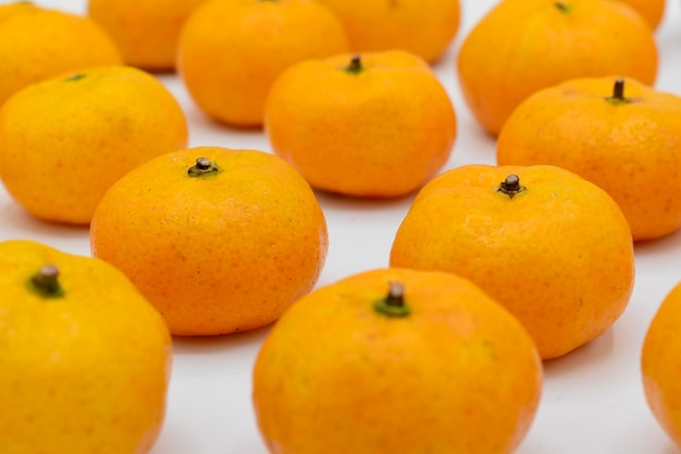 Mandarynkowe pomarańcze Odizolowywający na bielu
