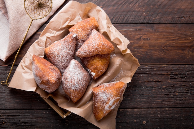 Mandazi to lekko słodki East African Street Food. widok z góry z góry