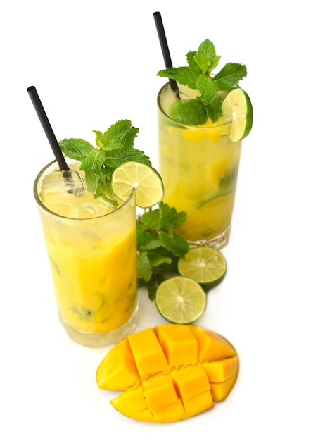 Mango mojito w szkle highball z pokrojonym mango na białym tle