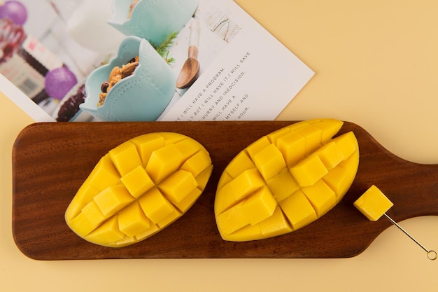 Zdjęcie mango na stole.