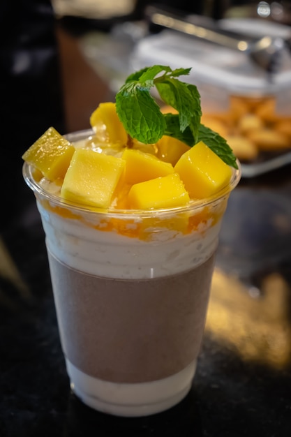 Zdjęcie mango smoothie w plastikowym szkle