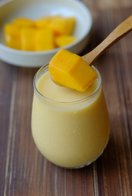 Zdjęcie mango smoothie youghurt. letni napój